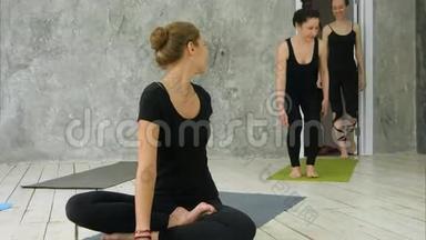 一群女人来参加<strong>瑜伽课程</strong>练习，<strong>瑜伽</strong>教练正在等待